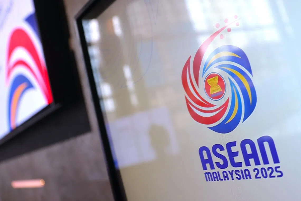 epa12399328 An Association of Southeast Asian Nations (ASEAN) logo is seen on an LCD screen during the 57th ASEAN Economic Ministers’ Meeting in Kuala Lumpur, Malaysia, 23 September 2025. The 57th ASEAN Economic Ministers’ Meeting and related meetings will be held from 22 to 26 September.  EPA/FAZRY ISMAIL