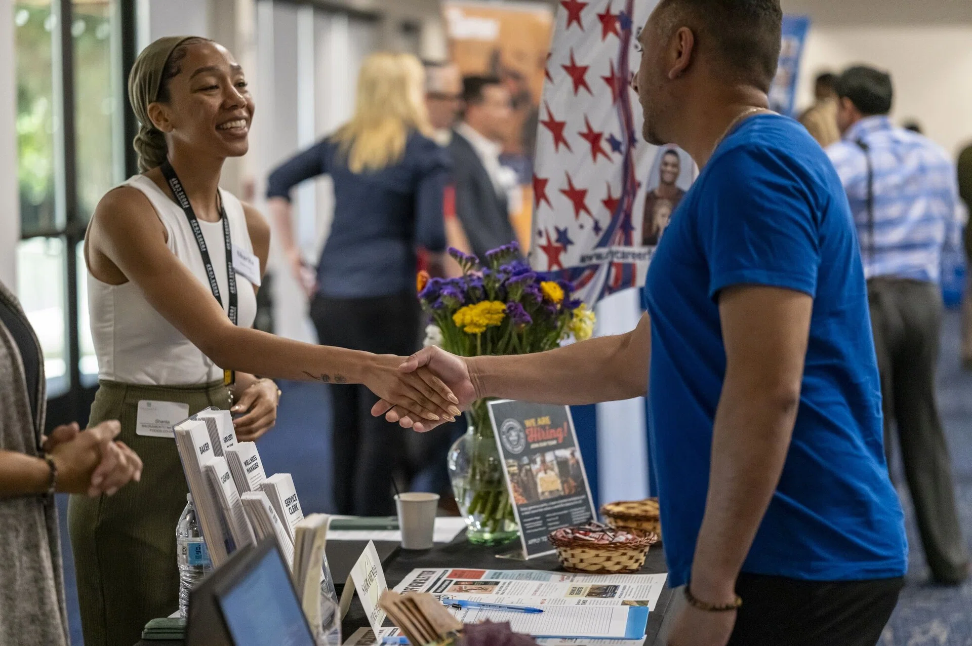 US jobless claims edge lower in sign of steady job market