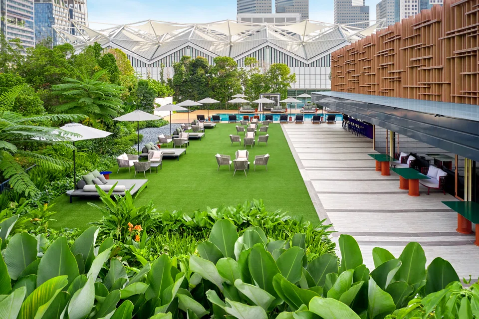 Take relaxing dips in the 25 m outdoor pool. 