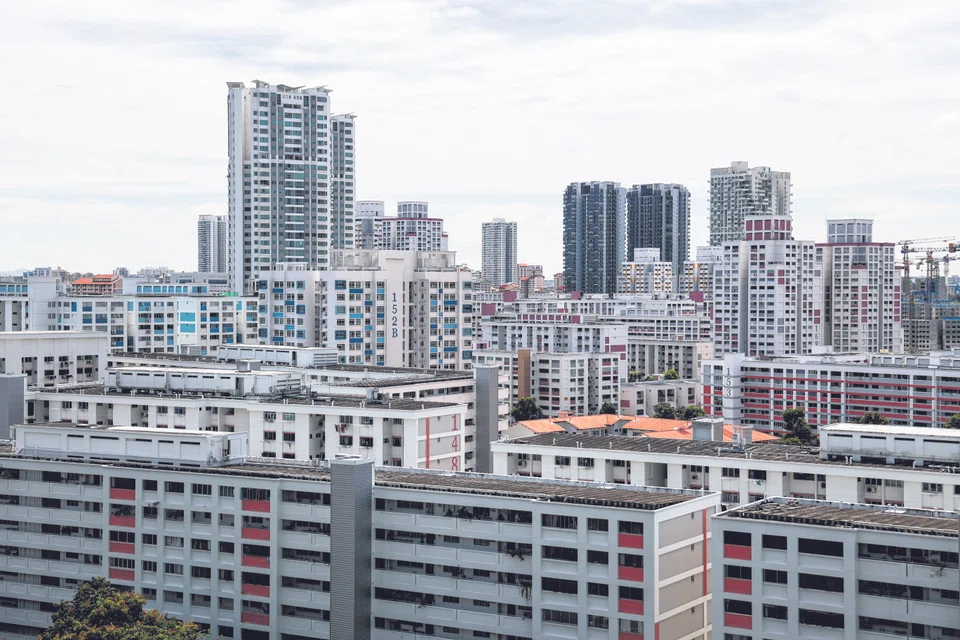 The listings were for a 1,258 sq ft five-room flat in a Design, Build and Sell Scheme project in Toa Payoh, and a 2,400 sq ft Sengkang “jumbo flat”, supposedly with six bedrooms and four bathrooms.