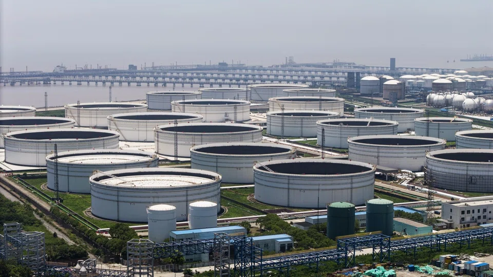 The oil is also deeply discounted, making it popular with China’s independent refiners, known as teapots.