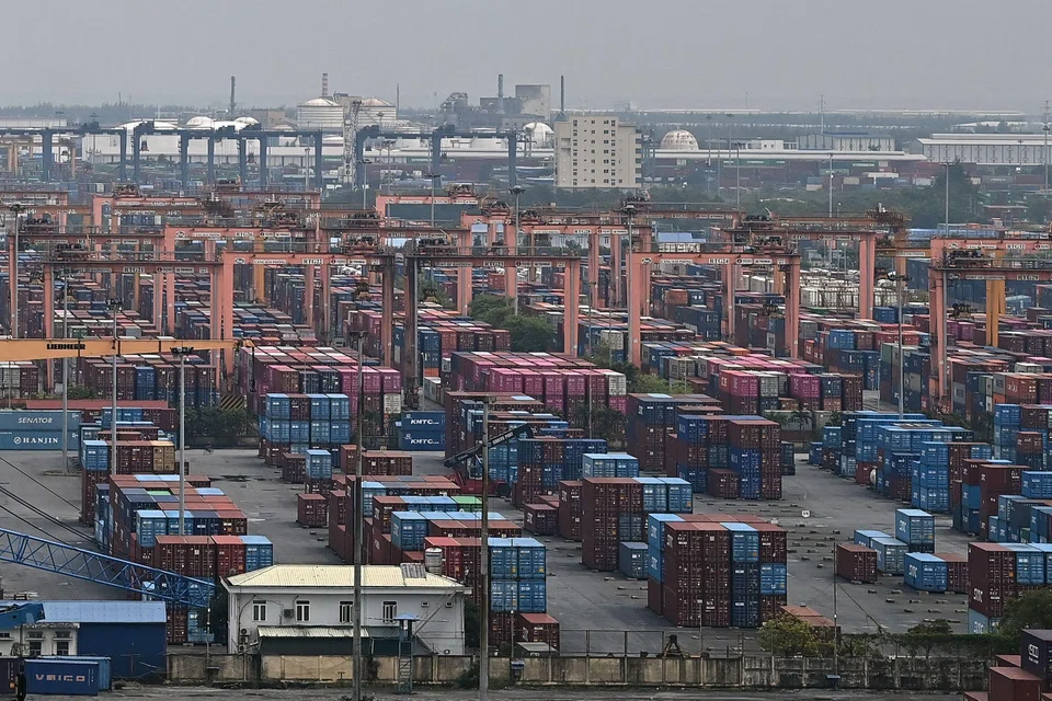 The trade surplus of goods for October fell to US$2 billion from US$2.7 billion a year ago, and US$2.3 billion in September. 