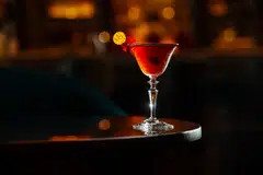 Miss Samsui, a twist on the Manhattan, pays tribute to the samsui women who played a vital role in building pre-war Singapore. 