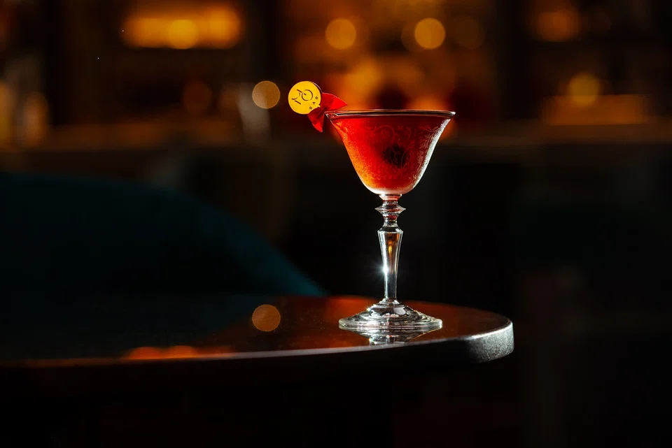 Miss Samsui, a twist on the Manhattan, pays tribute to the samsui women who played a vital role in building pre-war Singapore. 