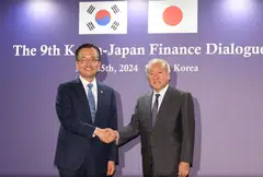 South Korean Finance Minister Choi Sang-mok (L) and Japanese Finance Minister Shunichi Suzuki said they “shared serious concerns about the recent sharp depreciation of the Korean won and the Japanese yen.”