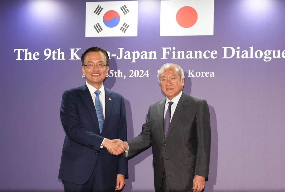 South Korean Finance Minister Choi Sang-mok (L) and Japanese Finance Minister Shunichi Suzuki said they “shared serious concerns about the recent sharp depreciation of the Korean won and the Japanese yen.”