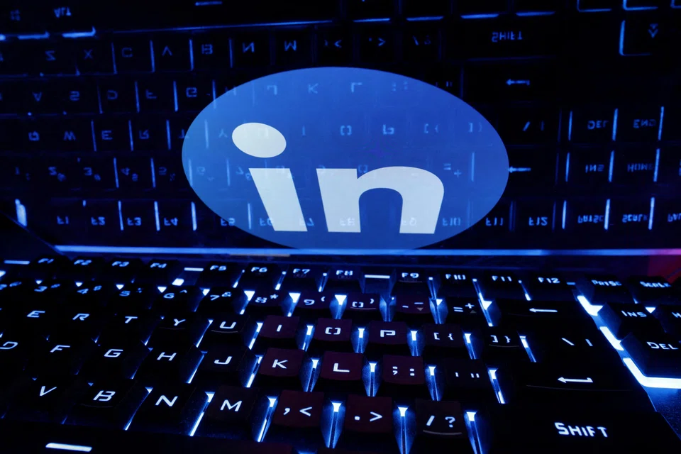 LinkedIn is accused of inflating ad metrics by counting video ad “views” from users’ LinkedIn apps, even when videos played only off-screen because users scrolled past them.