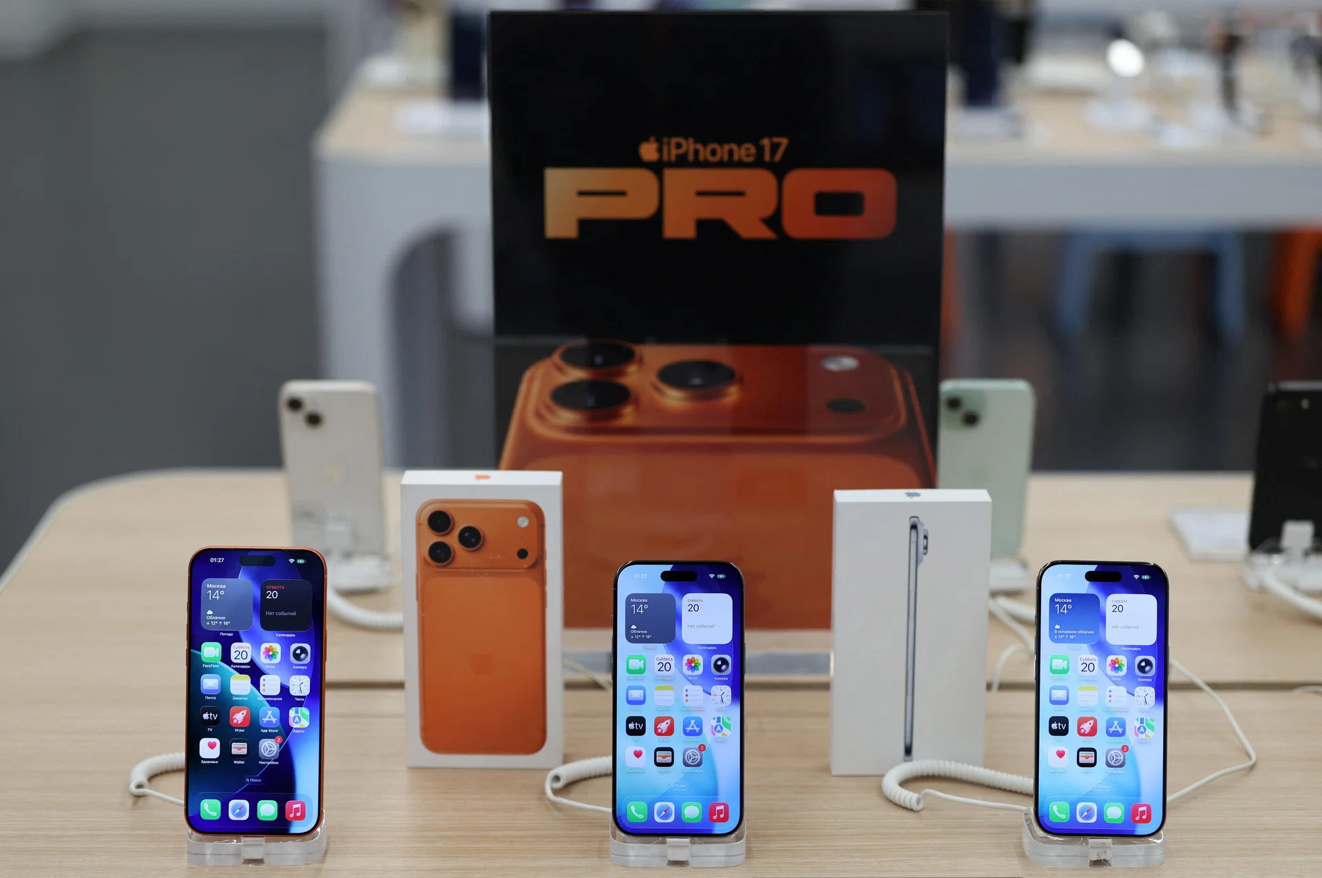 Apple set to become world's top phone maker, overtaking Samsung - The ...