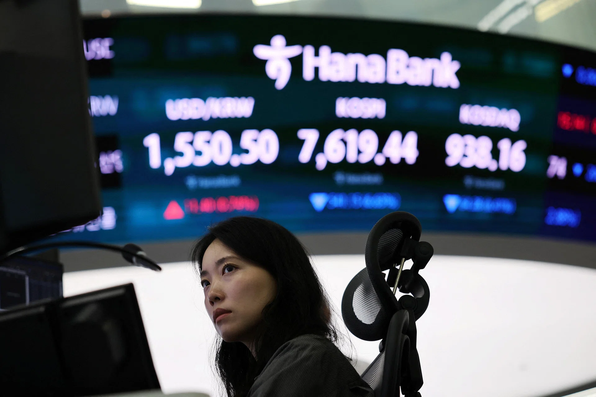 Asian shares rise as AI spending hopes lift regional chipmakers