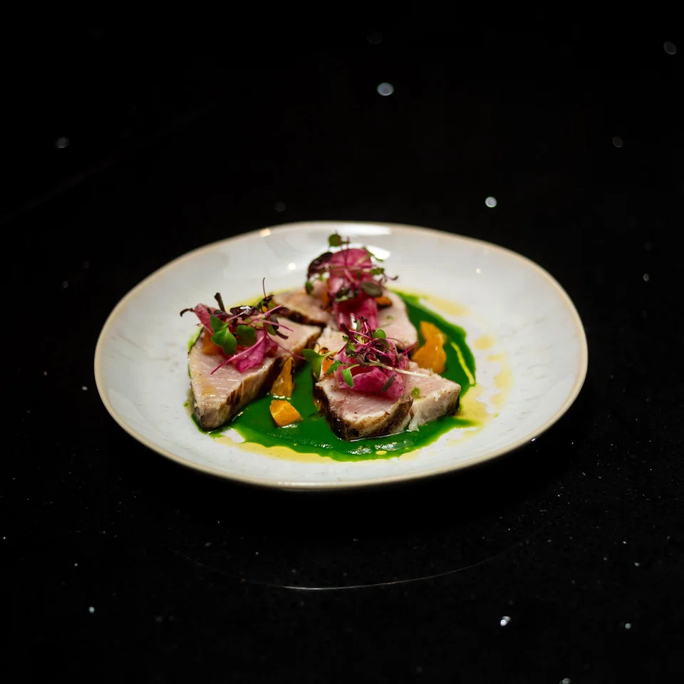 Grilled yellowtail is served on vegetable puree with refreshing orange segments.