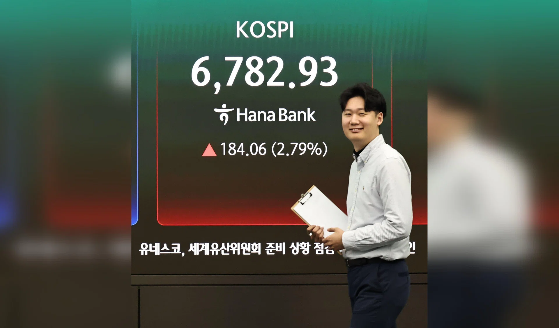Asian stocks near record high on tech corporate earnings as US dollar dips