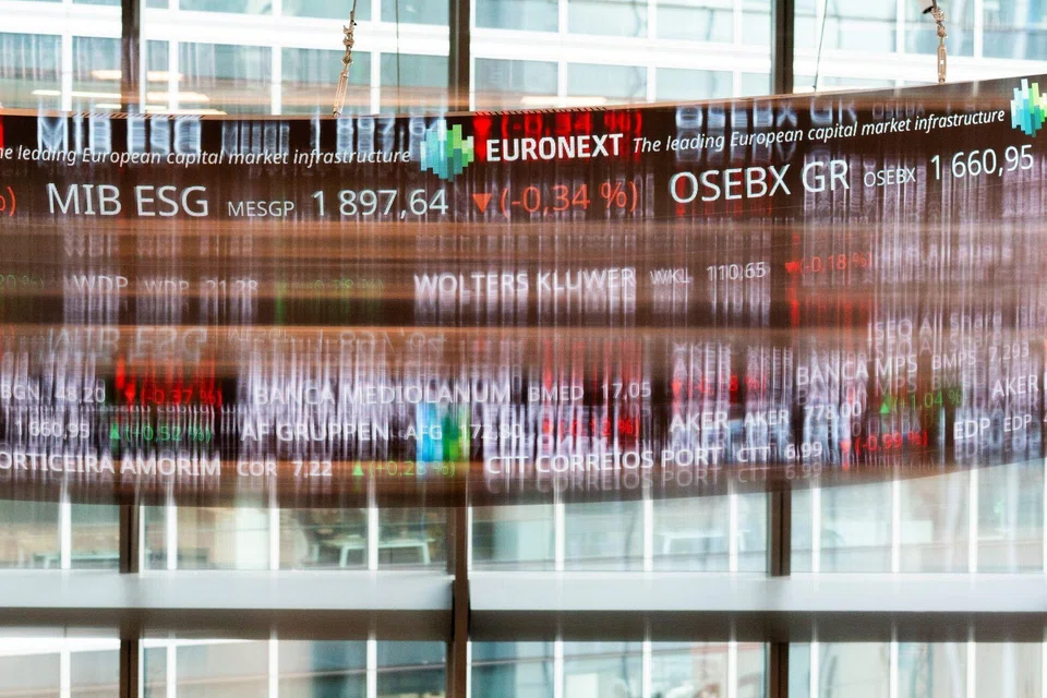 The pan-European Stoxx 600 was down 0.1% at 578.36 points at close.