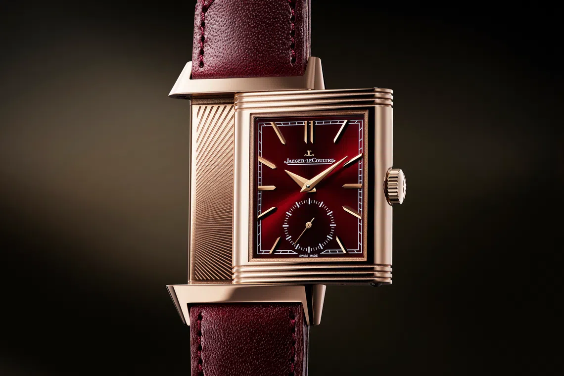 The multiple layers of lacquer applied on the ox-blood burgundy dial gives it an unparalleled colour intensity. 