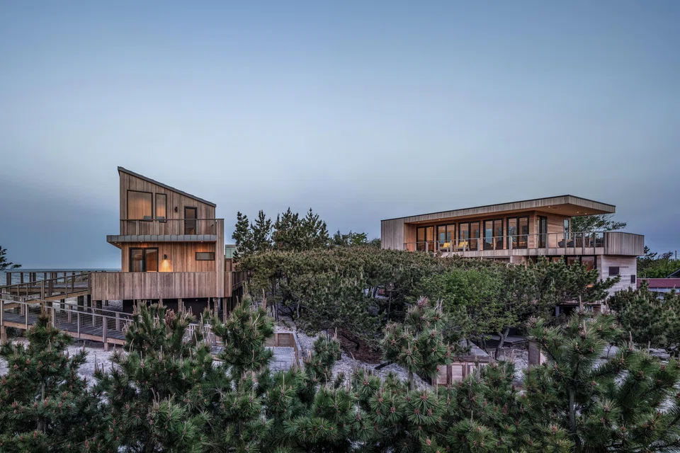 Nick and Andrea Papapetros’ new home has a gently sloping roof, while the Benrubis’ house got a rebuilt second floor, a 1,600-square-foot deck and an expansion to the east. 