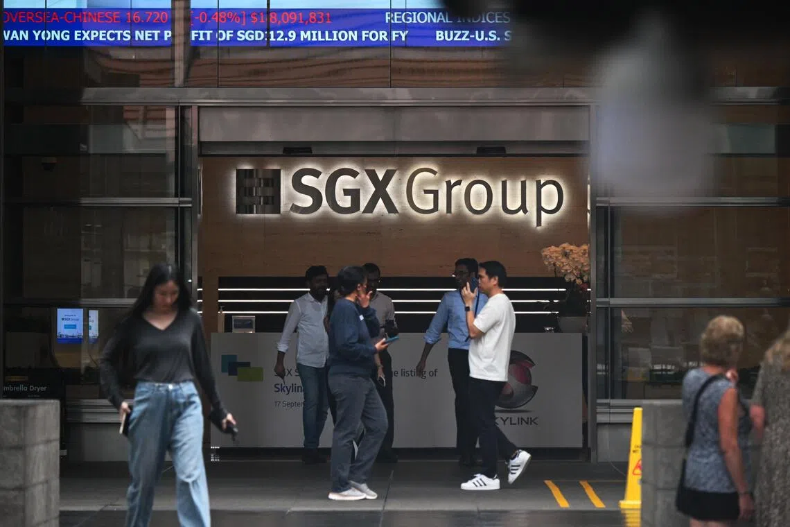 ST20250917_202574400100 Kua Chee Siong/ pixgeneric/
Generic pix of the lunchtime crowd/ office workers with the SGX logo at the SGX Centre 1, located in Shenton Way, on Sep 17, 2025.