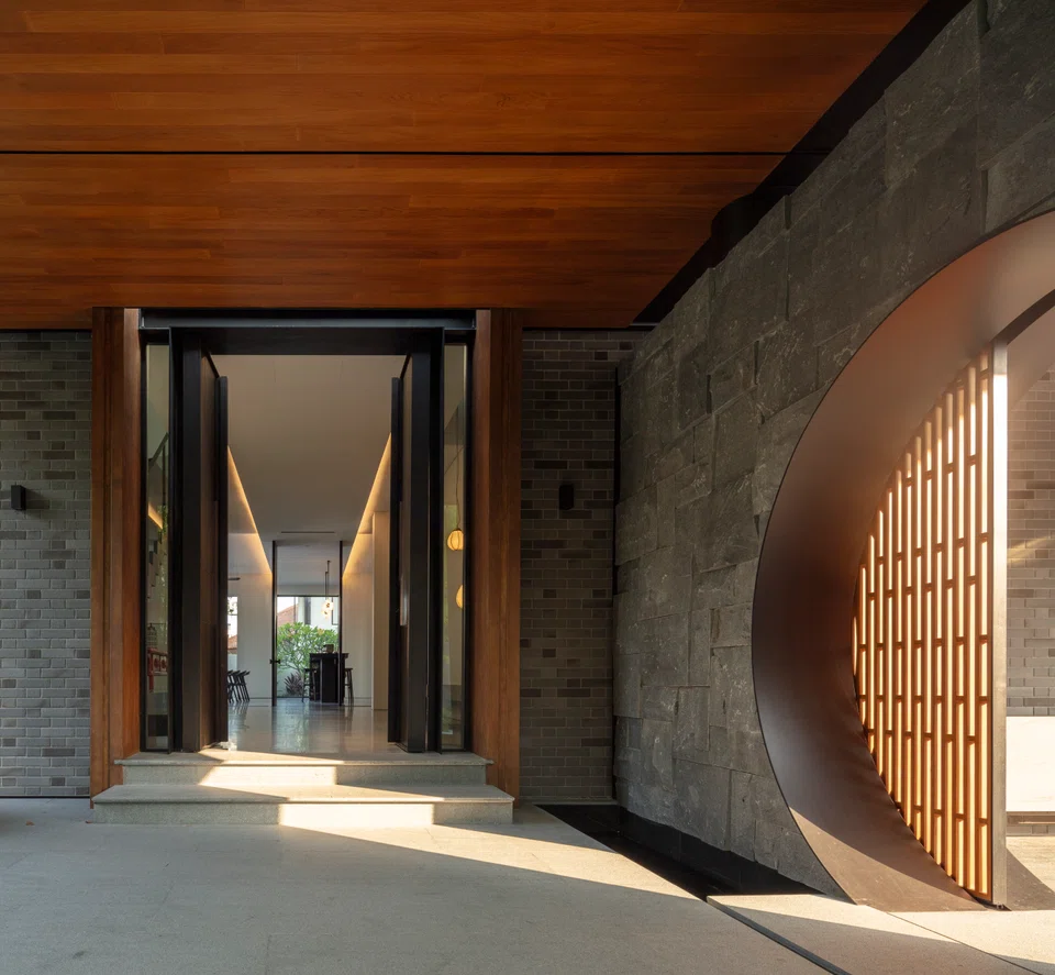 From the entrance, there is a clear sightline through the foyer and dry kitchen/dining room beyond. The moon gate on the right is enhanced by bamboo lattice sliding screens. 