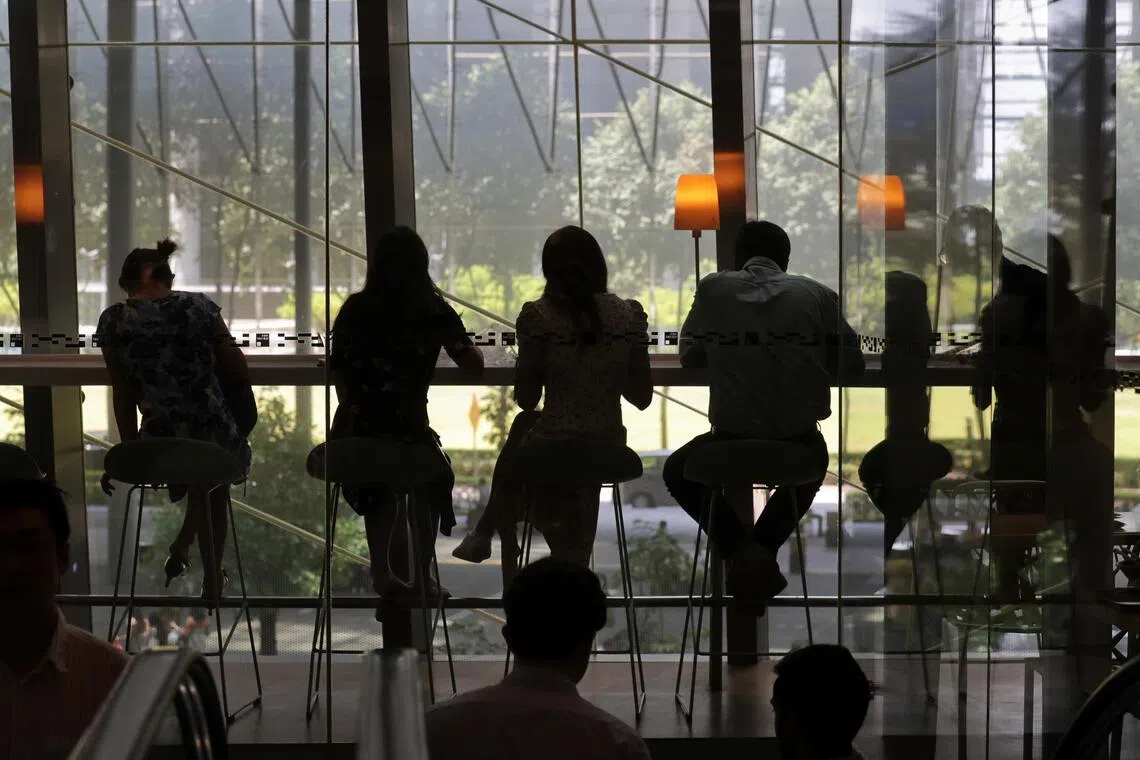 The mental health score of employees with unhealthy diets is much lower than that of workers who eat healthily.