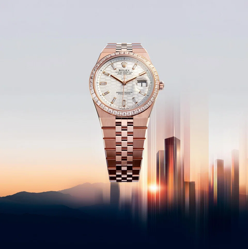 The honeycomb structure on the dial of this Oyster Perpetual Land-Dweller 36 in Everose gold is achieved using a femtosecond laser.