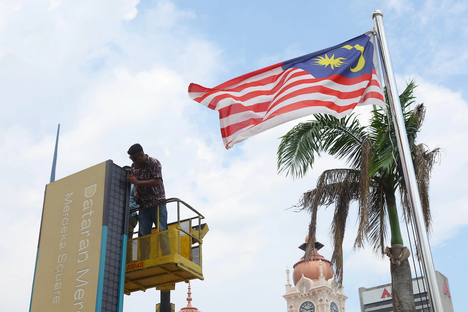 Malaysian GDP unexpectedly surges to 5.8% on exports; CPI cools