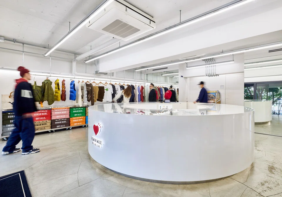 The brand operates several stores in Japan and outlets in Seoul, Hong Kong and Shanghai. 