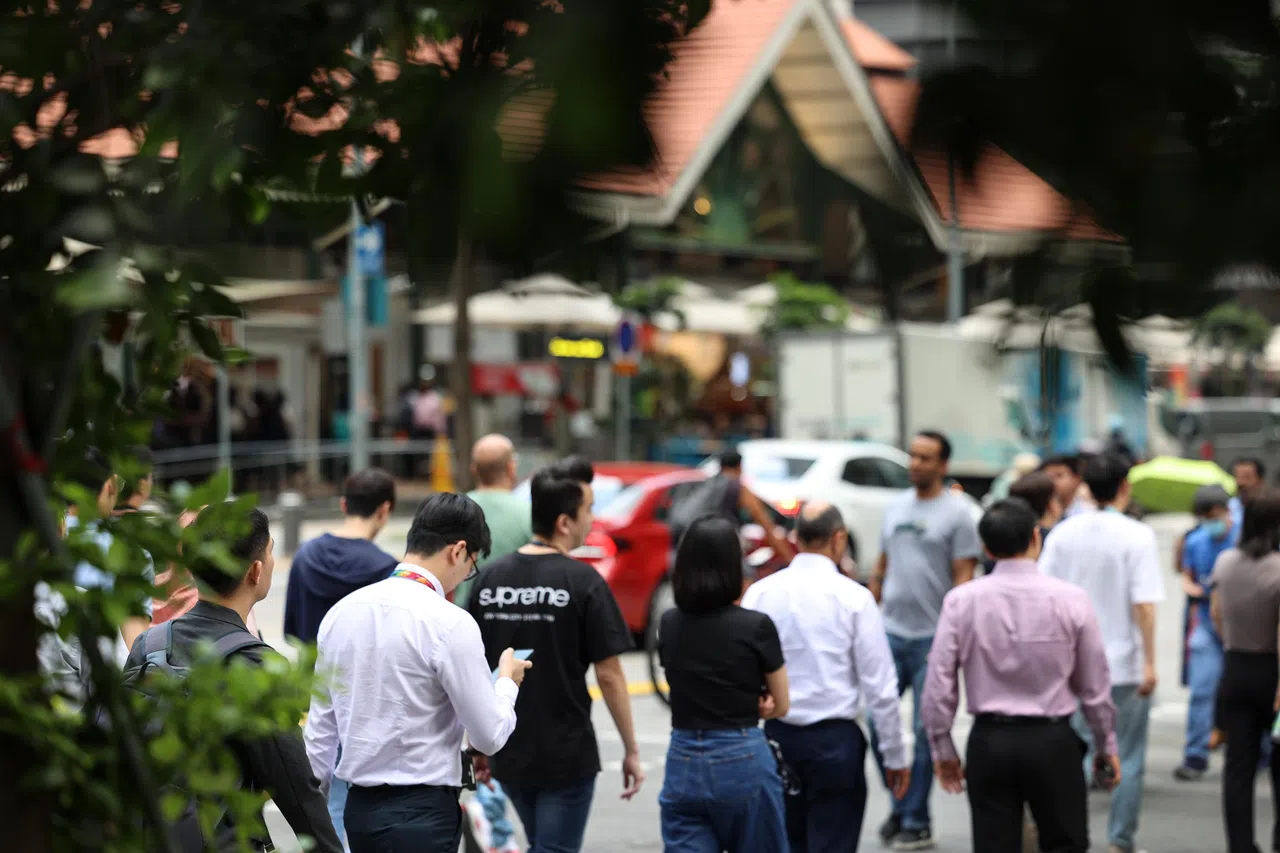 中央商业区内的上班族、人潮。(摄于2025年5月27日）Tags: CBD, Workers, office, 白领, 工作,员工, 商业区, 商业中心, 上班组，workers, employment, salary, salaried workers, income level, earning power, office goers, office workers, human traffic, CBD, finance district, business district