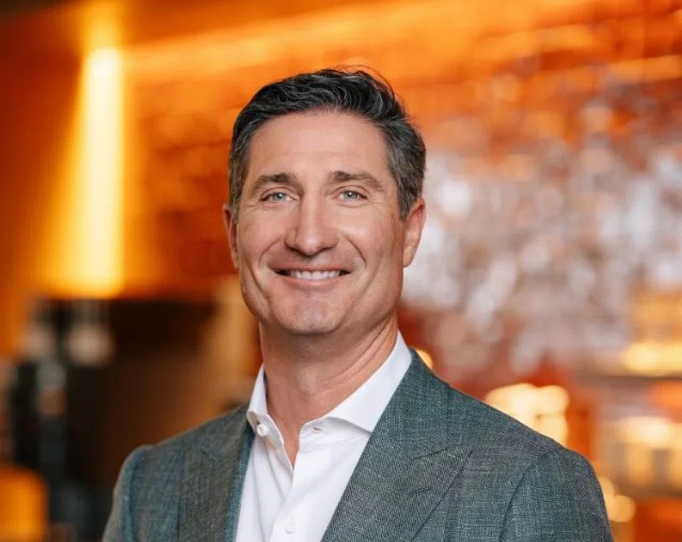 The coffee chain did not require Brian Niccol to move to Seattle, where Starbucks is based, and agreed to cover temporary housing costs in the area as well as use of the company jet.