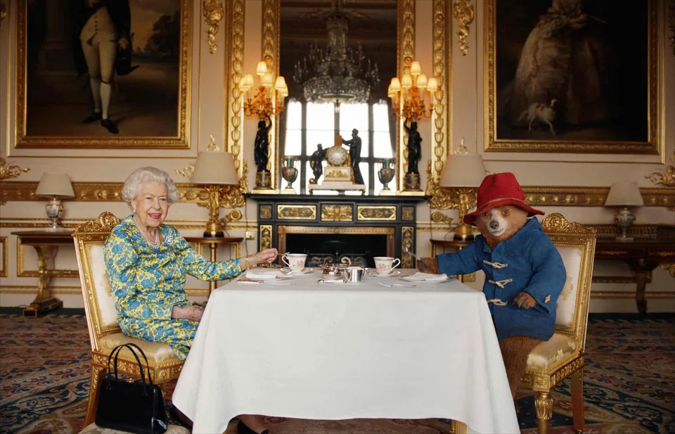 At a star-studded music concert outside Buckingham Palace on Saturday, Queen Elizabeth put in a surprise on-screen appearance, taking tea with the beloved children’s book and film character Paddington Bear.