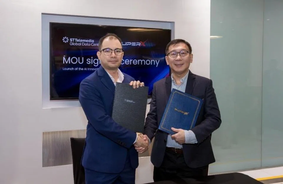 ST Telemedia Global Data Centres新加坡区域负责人Lim Mingcheng（左）与SuperX AI Technology首席技术官Kenny Sng。