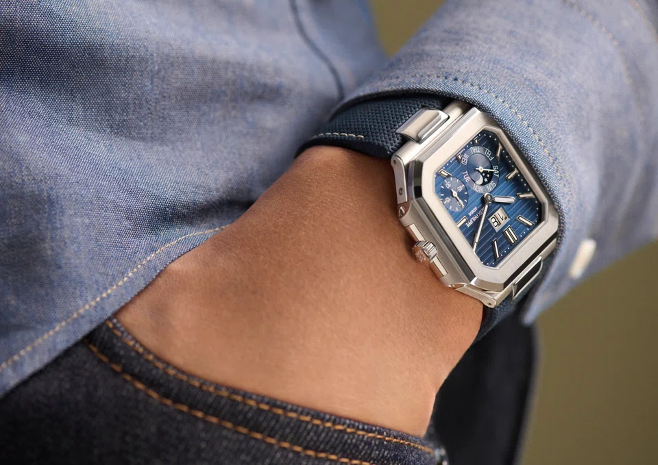 The Reference 5822P-001, looking elegant on the wrist, also promises comfort with its modern strap.