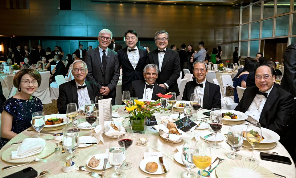Seated, from left: Penny Goh, independent director, Keppel Ltd; Lim Chee Onn, former executive chairman, Keppel Ltd; Shirish Apte, lead independent director, Keppel Ltd; Dr Lee Boon Yang, former chairman, Keppel Ltd; Tony Chew, former lead independent director, Keppel Ltd. 
Standing, from left: Thomas Pang, CEO, Data Centres and Networks, Keppel Ltd; Louis Lim, CEO, Real Estate, Keppel Ltd; Chan Hon Chew, former chief financial officer, Keppel Ltd.