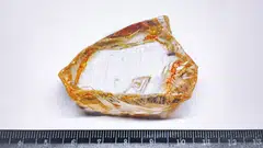 The stone found by Alrosa is of non-standard shape and bordered by a yellow-brown halo. 