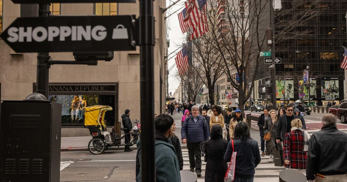 US consumer confidence plunges to lowest level since 2014