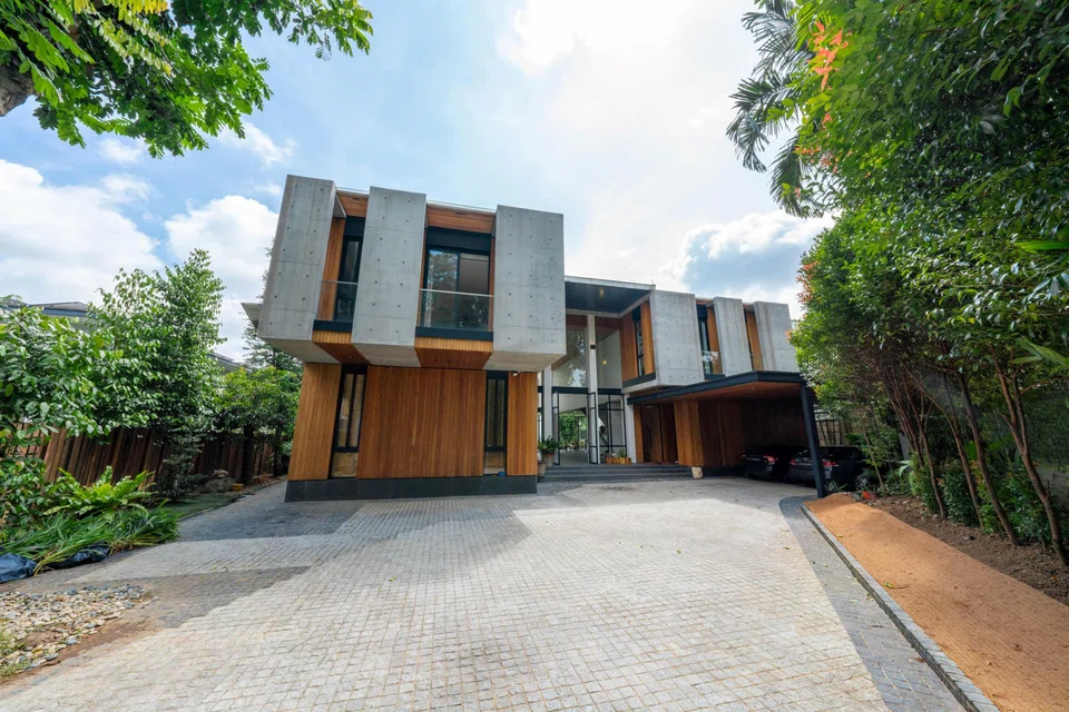The house in Fifth Avenue has dual frontages.