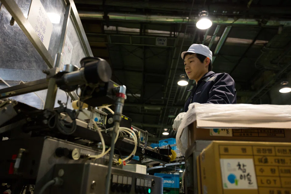 The trade-reliant South Korean economy barely grew in the third quarter amid slowing exports.