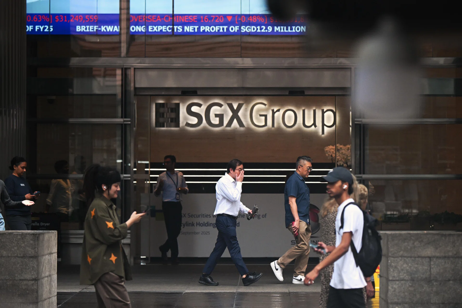Singapore stocks close lower, tracking Asia sell-off; STI still ends week higher