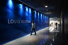 Dewu’s growing popularity is weighing on the share prices of powerhouses from LVMH to Kering, which have seen their profit margins squeezed by the trend. 