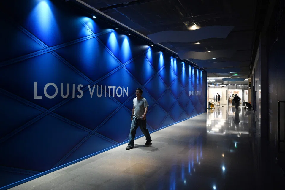 Dewu’s growing popularity is weighing on the share prices of powerhouses from LVMH to Kering, which have seen their profit margins squeezed by the trend. 