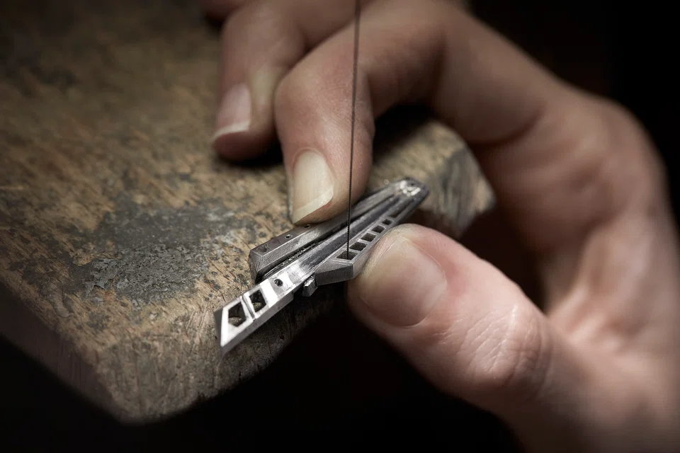 Creation of the openwork setting of the sun motif




