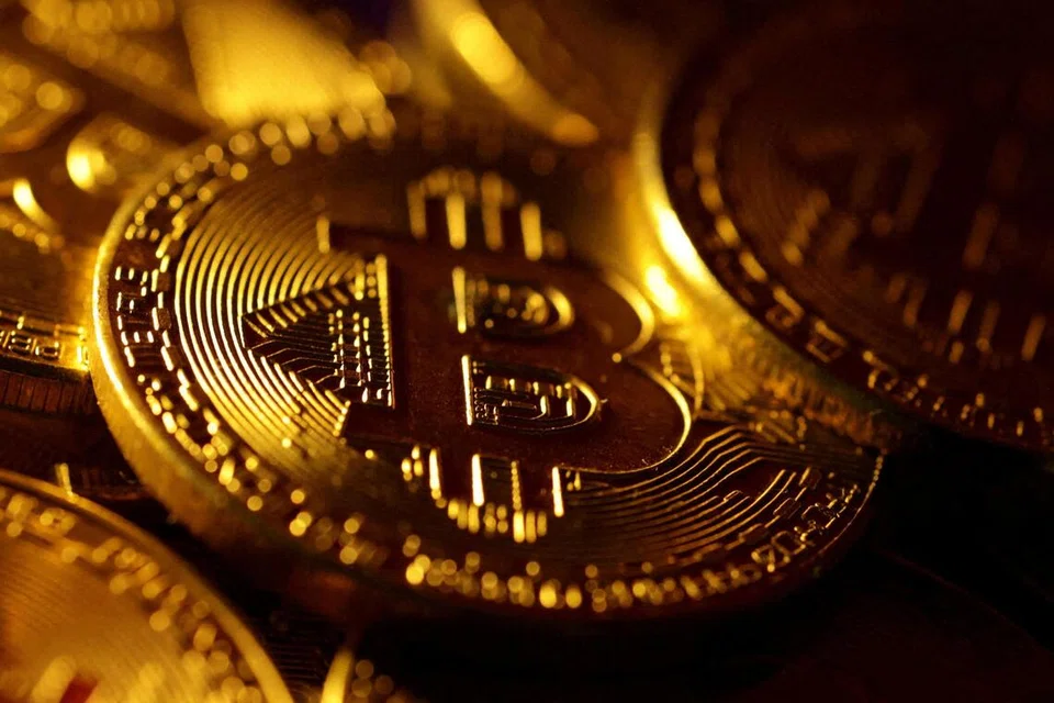 Bitcoin’s rising popularity, together with a speculative shift to crypto-linked stocks, have opened up a near trillion dollar gap between altcoins and the largest digital asset.