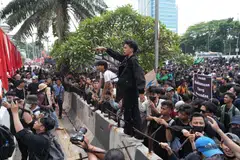 Thousands of police officers have been deployed near Indonesia’s parliament, amid growing anger over plans for electoral changes that would effectively favour the alliance of President Joko Widodo and his incoming successor, Prabowo Subianto. 