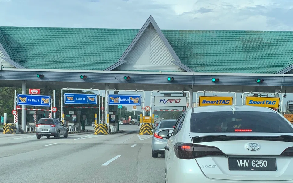 Frequent complaints over Touch ‘n Go’s system errors, poor maintenance of reloading machines and unavailability of smart cards have led to renewed calls for a universal payment system.