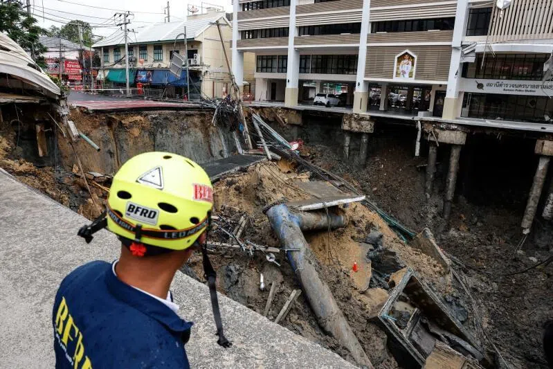  A massive sinkhole next to a hospital in Bangkok swallowed cars and power poles, forcing nearby residents to evacuate although no casualties were immediately reported. 