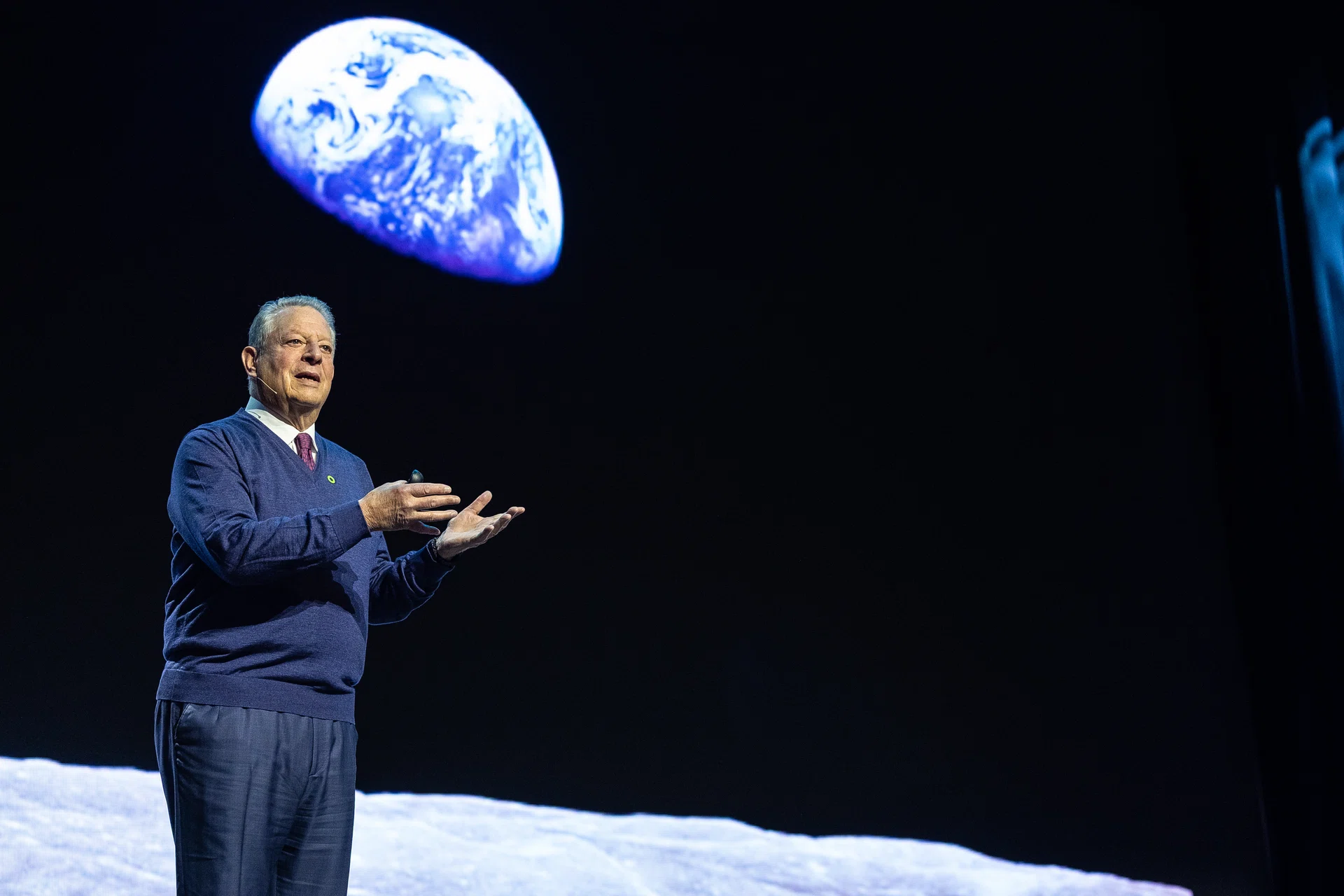 Al Gore parla di investimenti in energia rinnovabile e sostenibilità durante un'intervista a Singapore
