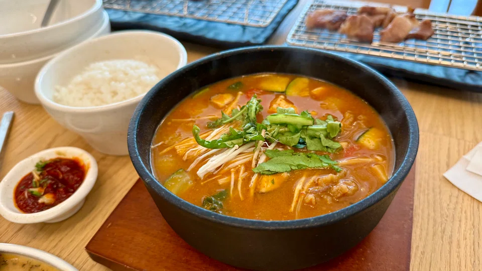 Seoul & So餐厅活泼明亮的室内装潢。