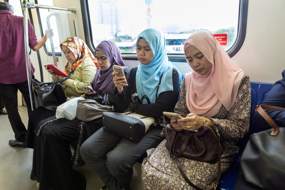 Trailing regional rivals in the race to offer 5G mobile services, Malaysia is finally pressing ahead with a plan to roll out the high-speed network across the country even as local carriers wrangle over equity participation in the project. 