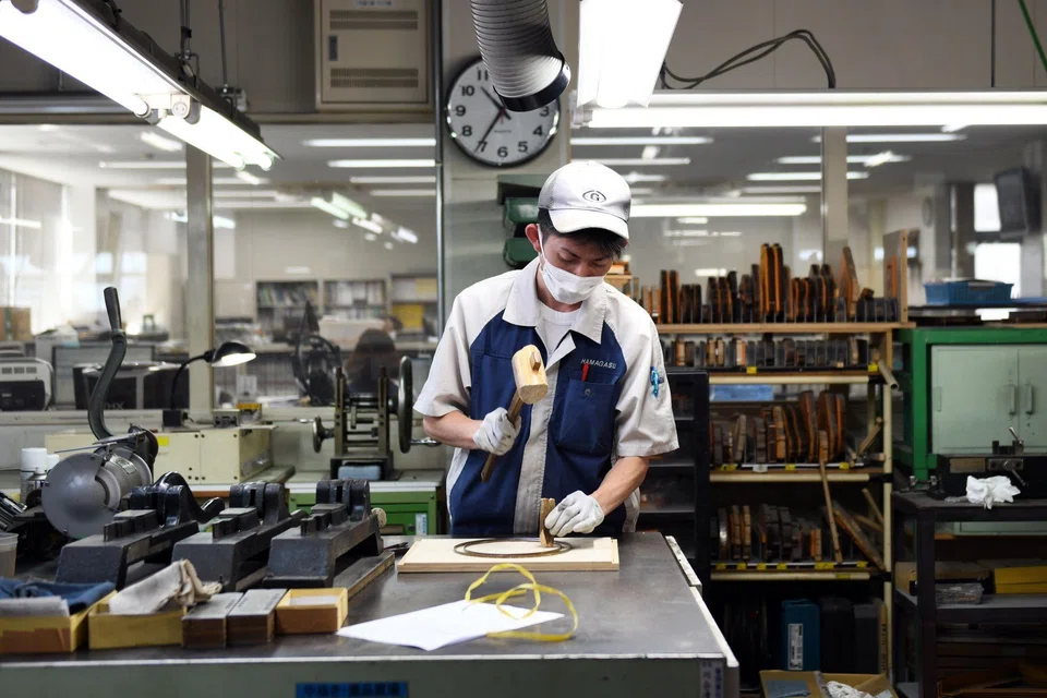 While global commodity prices slipped, companies continued to pass on past increases in raw material costs for goods such as auto parts and electricity equipment, said a BOJ official 