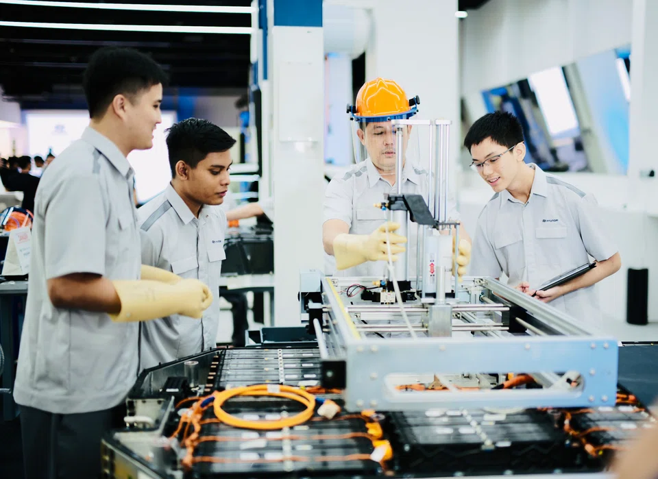  The Komoco Motors workshop for EVs is spotless: no lubricant changes, overhead fluid dispensers, waste oil collectors or noxious exhaust fumes here. 