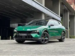 For a big SUV it steers particularly nicely, with the precision, speed and feel at the helm to make you feel like you’re directing the action, instead of merely taking part