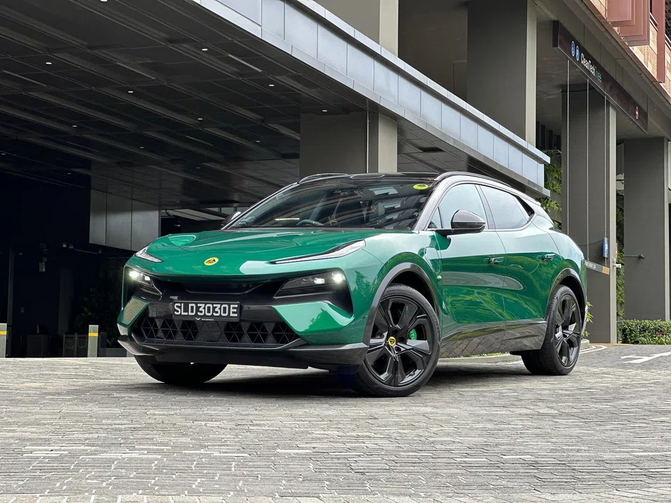 For a big SUV it steers particularly nicely, with the precision, speed and feel at the helm to make you feel like you’re directing the action, instead of merely taking part