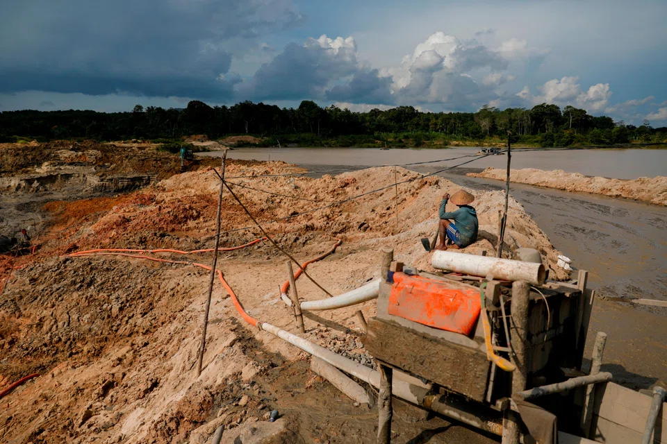 The amended mining law enables priority access for mining concessions for companies that aim to build processing facilities, taking into account the size of their investment, the value addition and job creation.